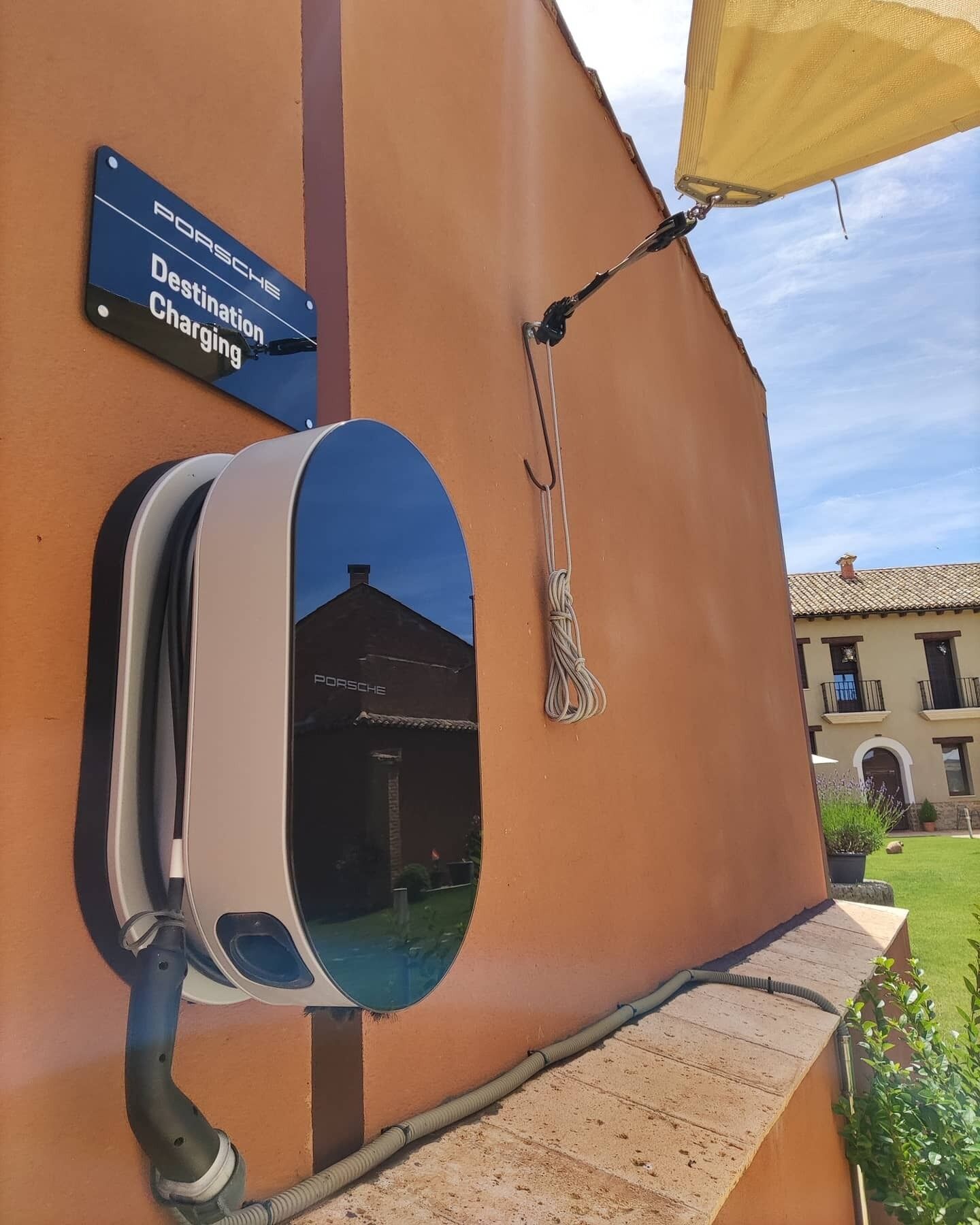 Una estación de carga con un cartel que dice 