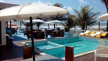 Una piscina al aire libre