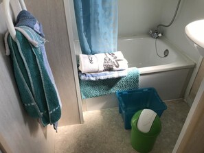 Mobile Home | Salle de bain | Baignoire, sèche-cheveux, serviettes fournies