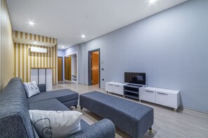 Suite Premium | Seprai premium, minibar gratis, brankas, dan meja kerja