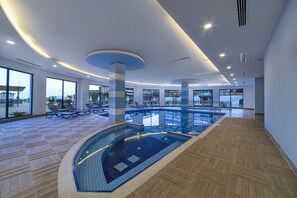Kolam renang indoor dan kolam renang outdoor, dengan payung kolam renang