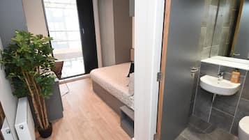 8 bedrooms, desk, laptop workspace, iron/ironing board