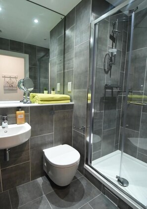 Desk, laptop workspace, iron/ironing board, free WiFi - Yugo Explore - Lee Point (Cork)