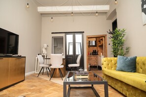 Design Apartment (KH 1) | Private kitchen | Fridge, microwave, oven, stovetop - Köte Haus (Cluj-Napoca)