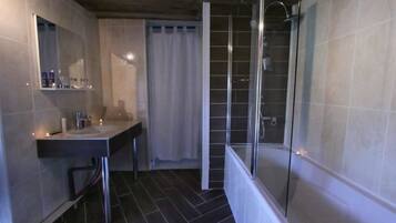 Habitación doble | Baño | Regadera y toallas