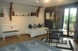 Værelse - balkon (High) | Stue