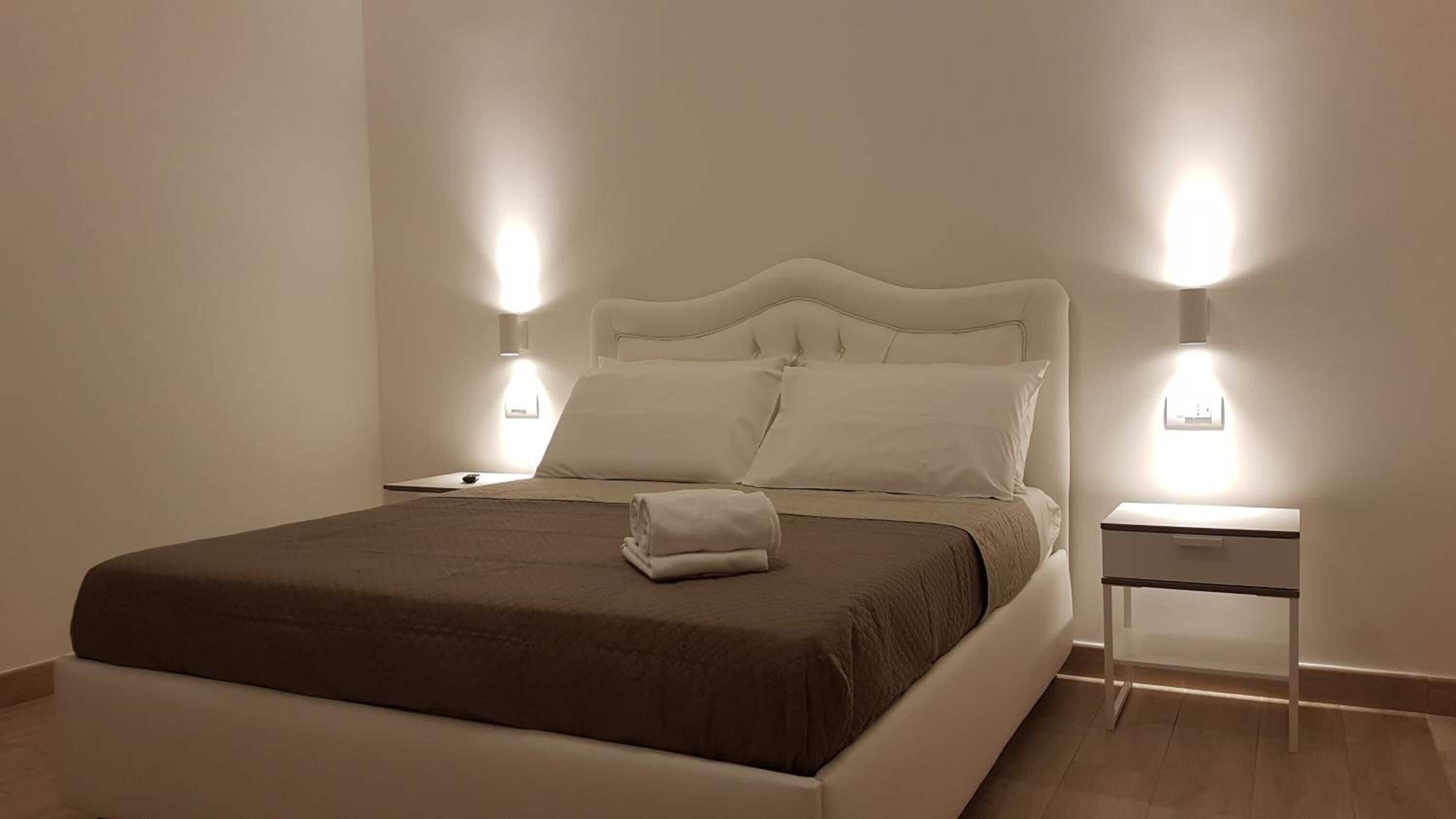 Una scrivania, postazione laptop, Wi-Fi gratuito, lenzuola