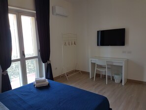 Habitación económica (External bathroom) | Escritorio, espacio para trabajar con un portátil, wifi gratis