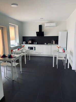 Refrigerador em uma área comum, micro-ondas em uma área comum