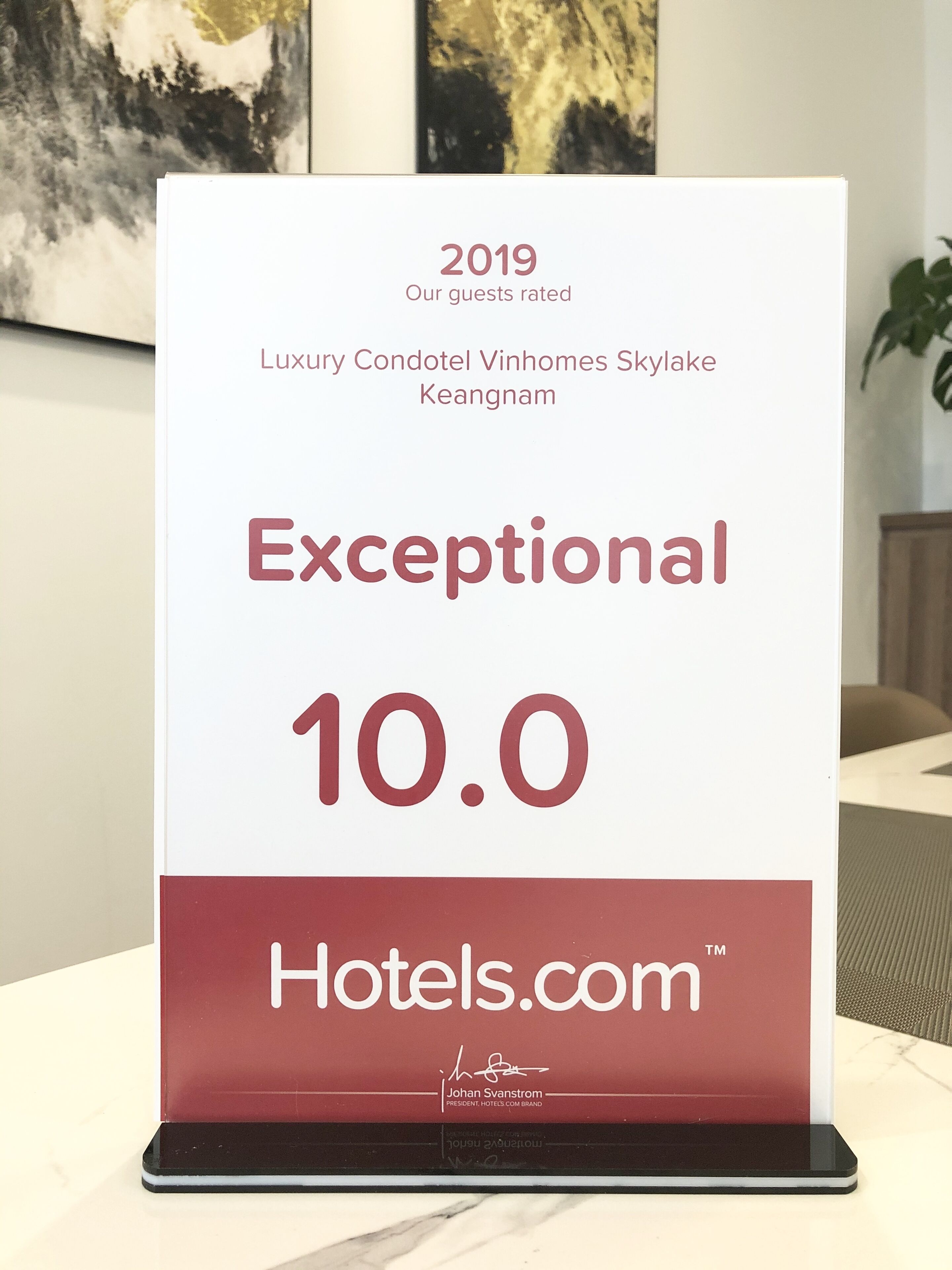 Placa de premiação de 2019 do Luxury Condotel Vinhores Skylake Keangnam, classificado como Excepcional com 10,0 pelo Hotels.com.
