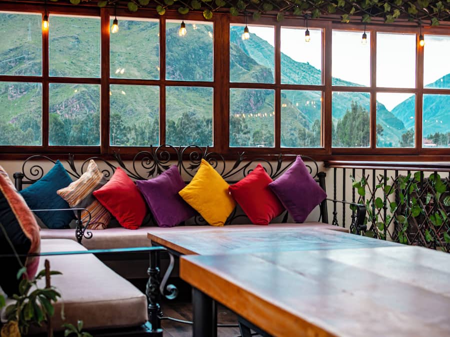 45-tommers smart-tv med kabelkanaler, tv, pejs