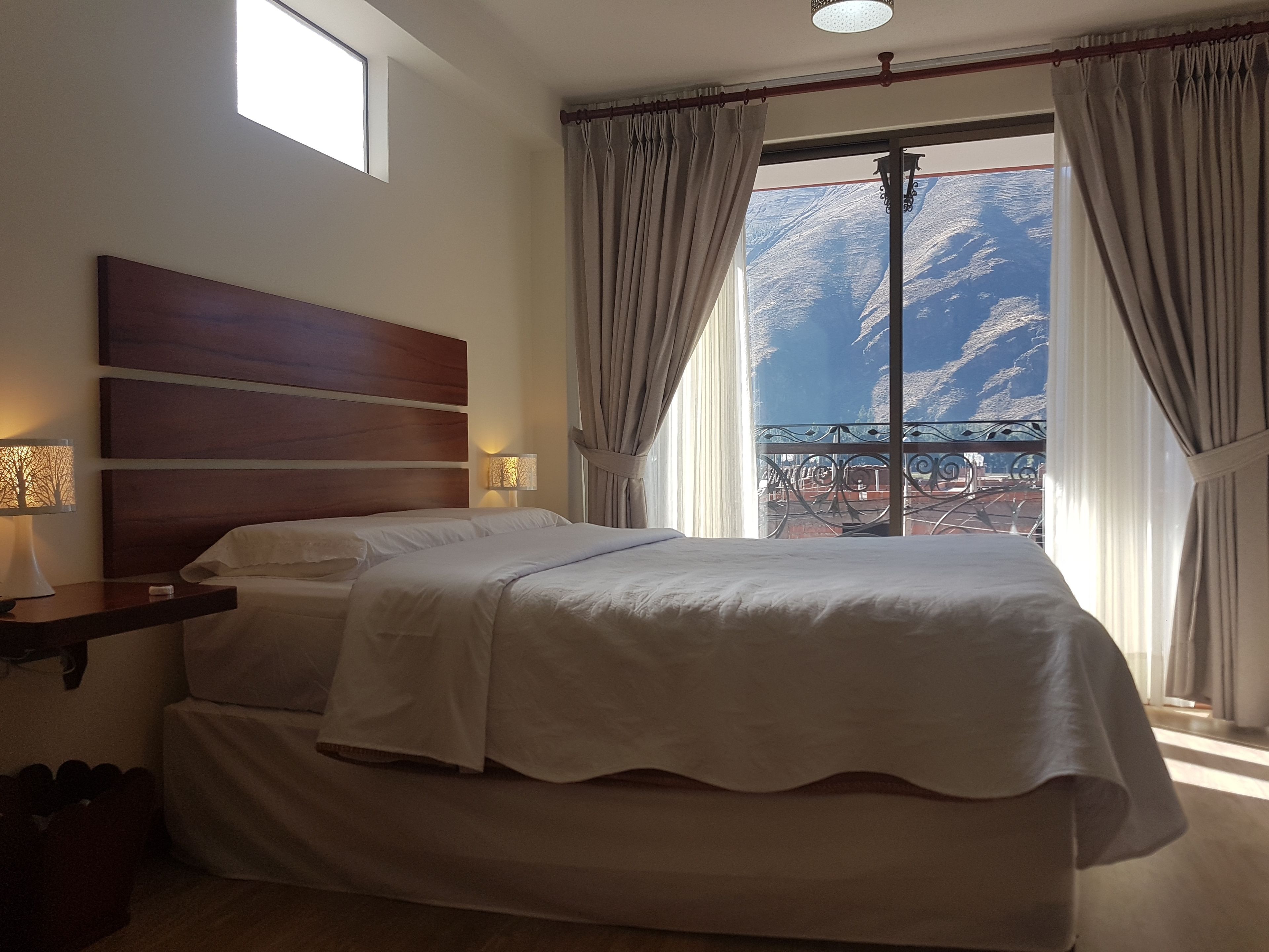 Panorama tweepersoonskamer | Een bureau, een laptopwerkplek, gratis wifi