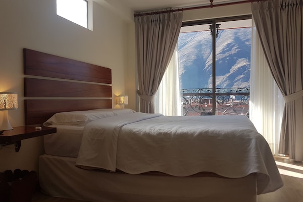 Escritorio, espacio para trabajar con laptop y wifi gratis