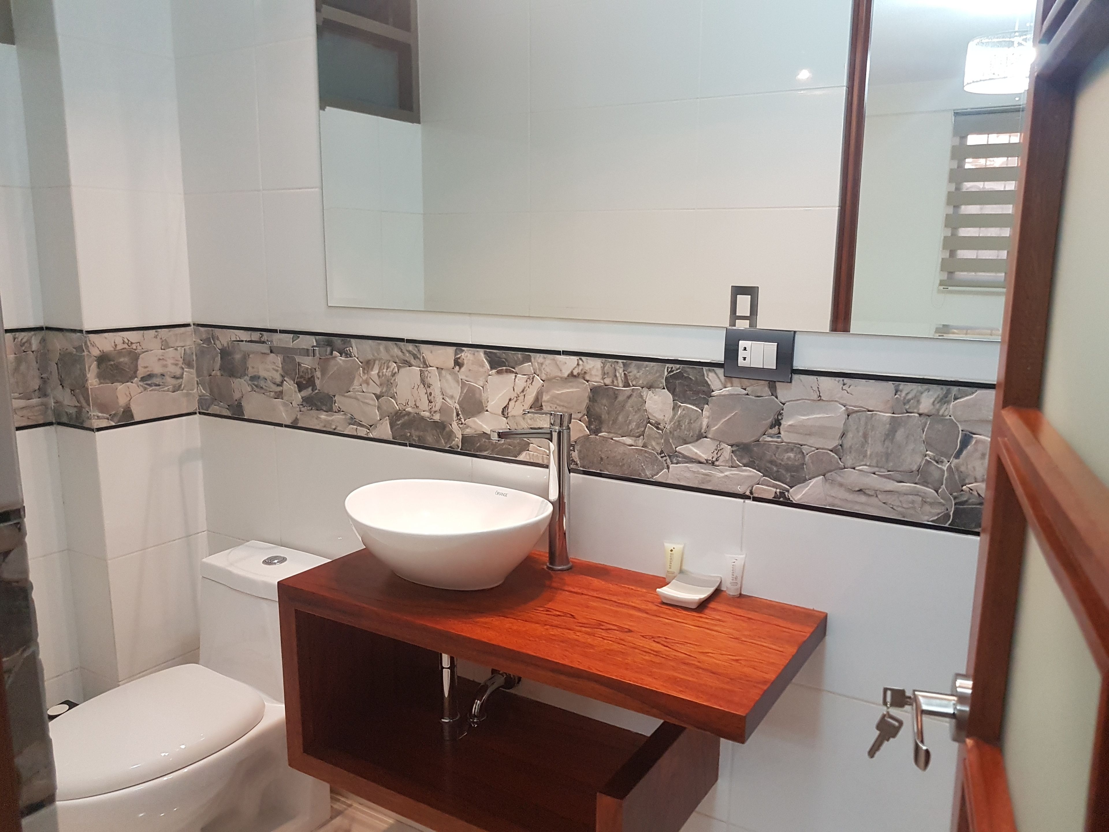 Deluxe Room | Bathroom | Free toiletries, towels, soap, shampoo