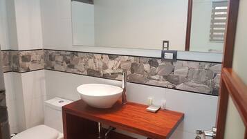 Deluxe Room | Bathroom | Free toiletries, towels, soap, shampoo