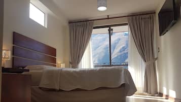 Habitación doble panorámica | 1 habitación, escritorio y espacio para trabajar con laptop