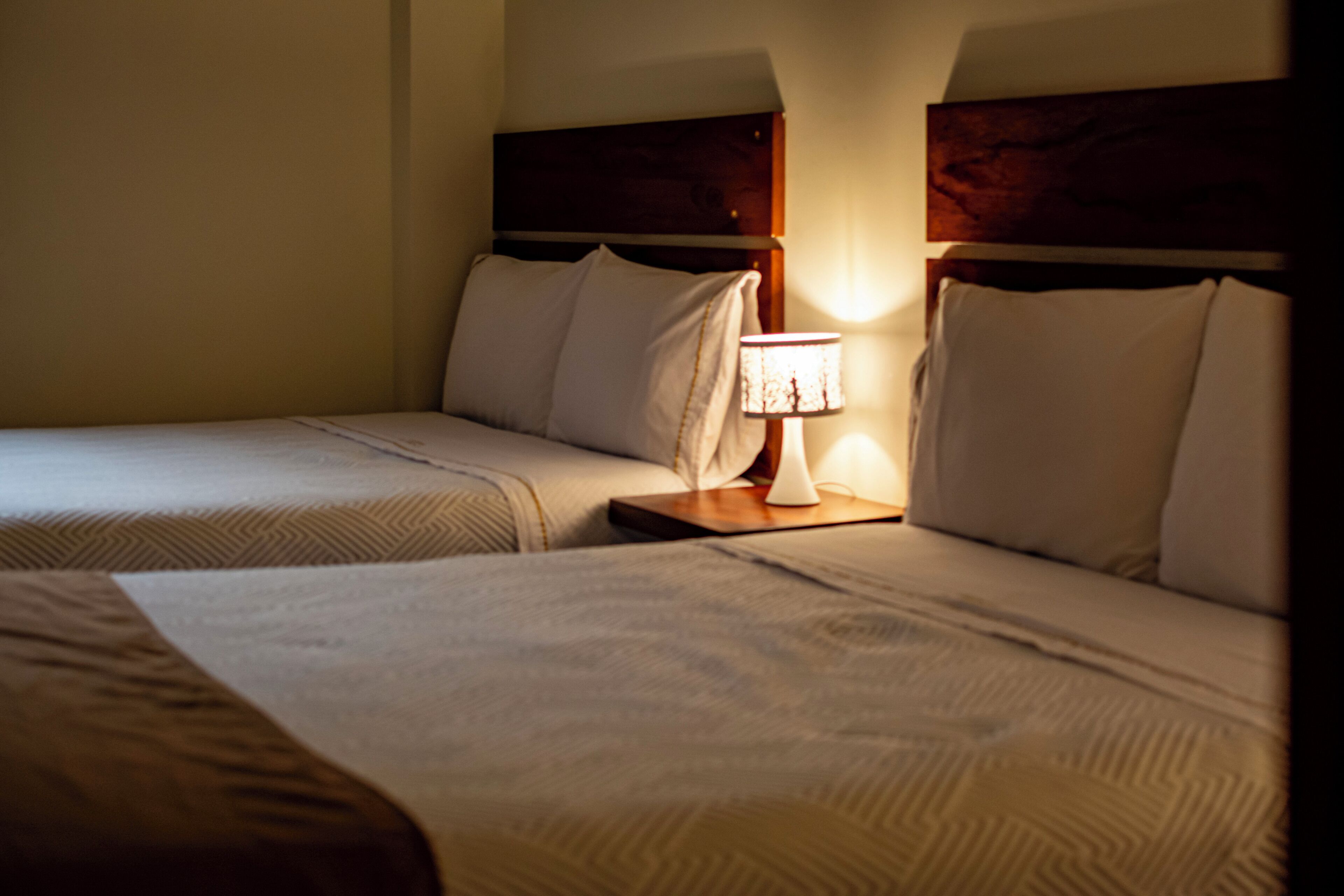 Kahden hengen perhehuone | Työpöytä, kannettavalle tietokoneelle sopiva työtila, ilmainen Wi-Fi