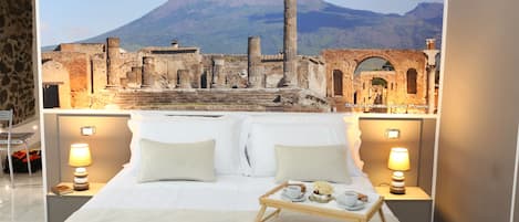 Vierpersoonskamer (Pompei) | Luxe beddengoed, bedden met traagschuimmatras, een minibar