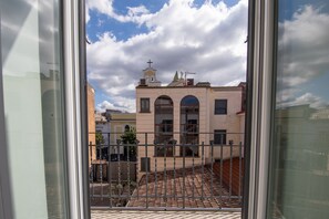 A view of a building with a tiled roof and a bell tower. - Palazzo Caracciolo del Sole (Terzigno)