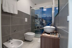 Camera doppia (Amalfi) | Bagno | Doccia, soffione a pioggia, set di cortesia gratuito, asciugacapelli
