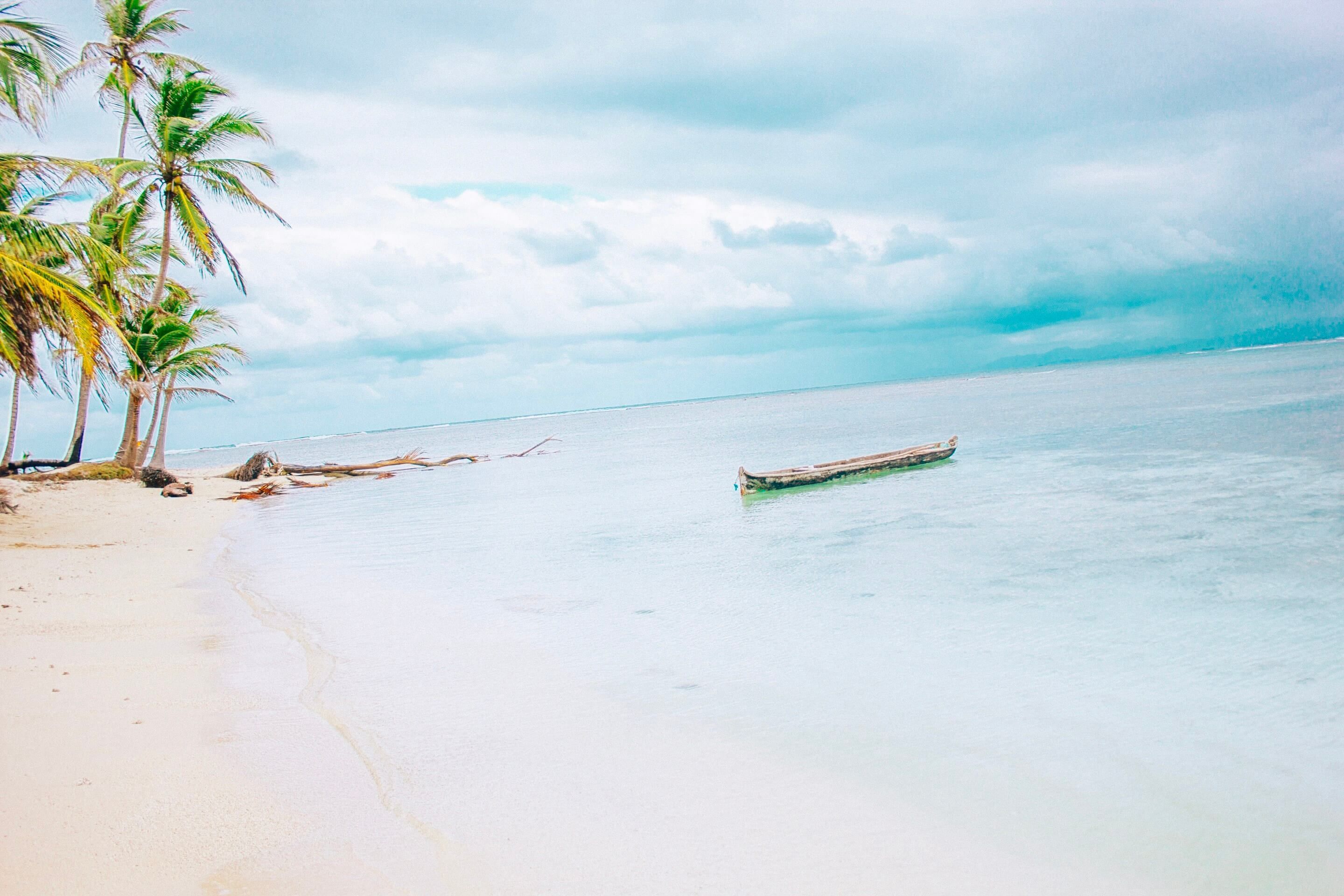 Utendørsbasseng og et naturlig basseng