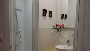 Een douche, een haardroger, handdoeken, zeep