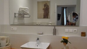 Unclassified image, 3 of 19, button - La Grande Maison (Cambieure)