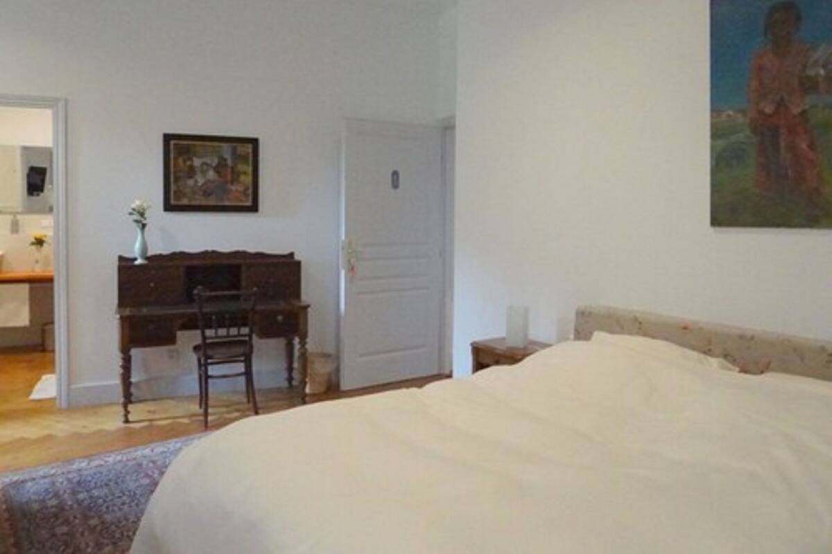 In-room safe, blackout drapes, soundproofing