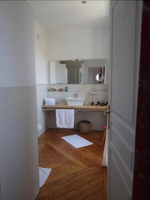 Deluxe Double or Twin Room | Bathroom | Shower, hair dryer, towels, soap - La Grande Maison (Cambieure)