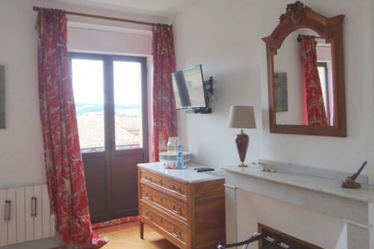 In-room safe, blackout drapes, soundproofing