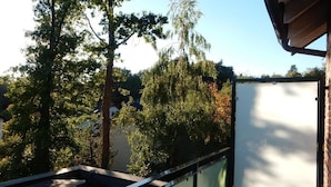 Ein Balkon mit Blick auf Bäume und ein Gebäude.