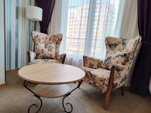 Hypo-allergenic bedding, in-room safe, individually decorated, desk - East Gate Boutique Hotel (Tbilisi)