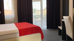 Hypo-allergenic bedding, in-room safe, individually decorated, desk
