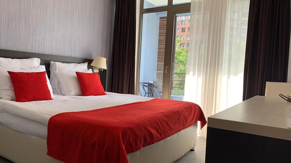 Hypo-allergenic bedding, in-room safe, individually decorated, desk