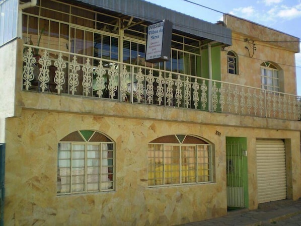 Vista frontal de la propiedad