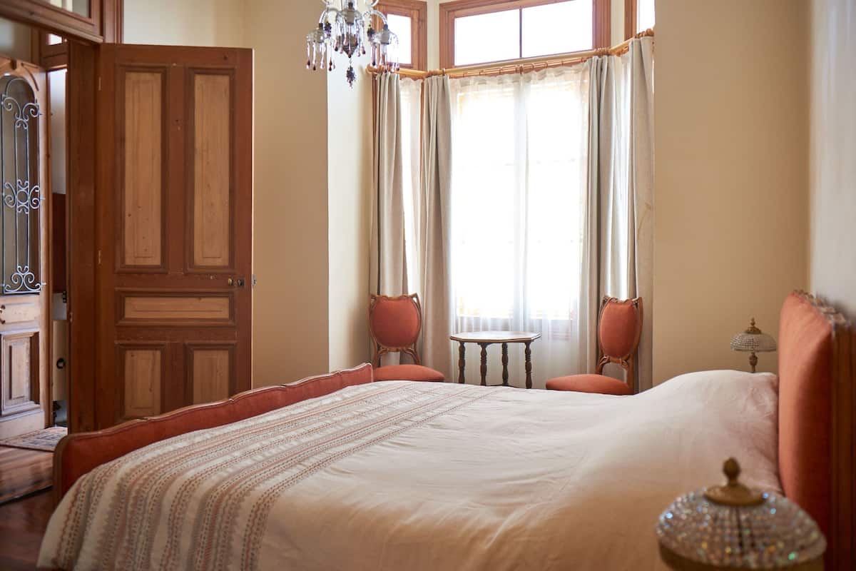 Deluxe tweepersoonskamer | Luxe beddengoed, een kluis op de kamer, individueel gedecoreerd