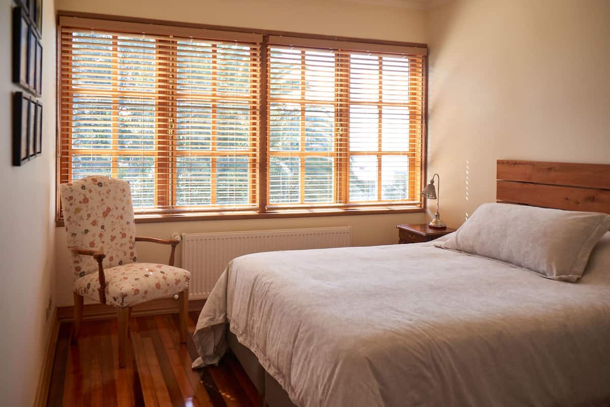 Deluxe kamer | Luxe beddengoed, een kluis op de kamer, individueel gedecoreerd