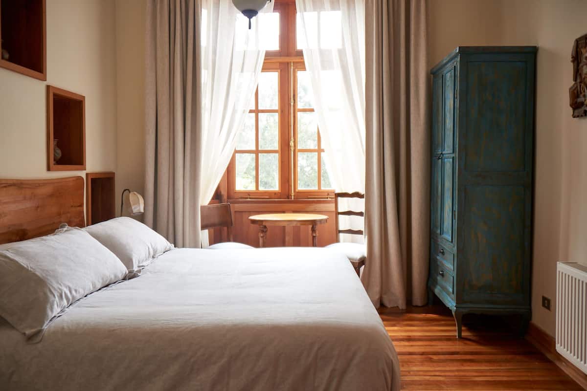 Luxe kamer | Luxe beddengoed, een kluis op de kamer, individueel gedecoreerd