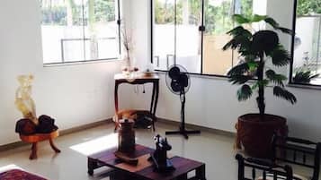 Área de estar no saguão