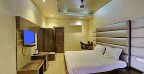 Deluxe Double Room | Individually decorated, individually furnished, desk, laptop workspace