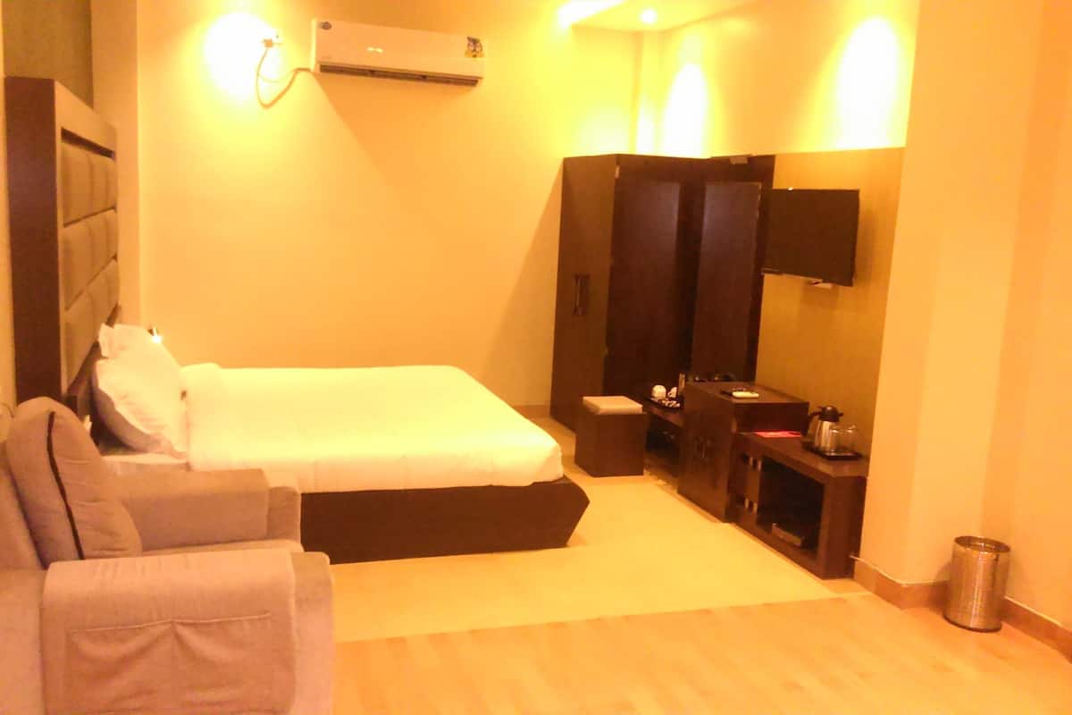 Luxury Double Room | Individually decorated, individually furnished, desk, laptop workspace