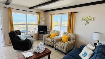 Apartment, 3 Bedrooms | Living area