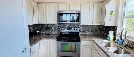 Apartment, 3 Bedrooms | Dapur peribadi | Pembancuh kopi/teh, pembakar roti