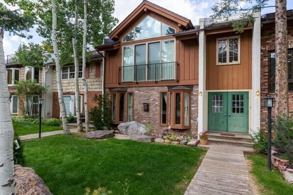 Condo, 2 Bedrooms | Exterior