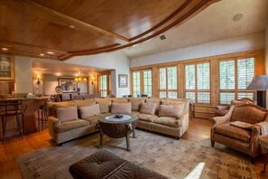 Condo, 3 quartos | Sala de estar
