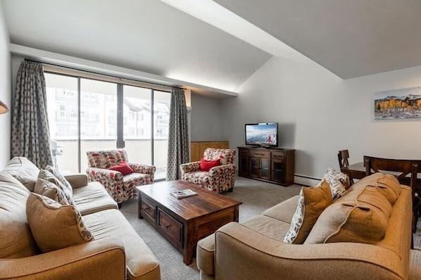 Apartment, 3 Bedrooms | Living area