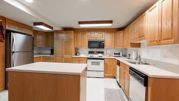 Kondominium, 3 kamar tidur | Dapur pribadi | Lemari es, oven, mesin pembuat kopi/teh, dan pemanggang roti