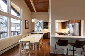 Apartamento, 4 habitaciones | Cocina privada | Frigorífico, horno, cafetera o tetera y tostadora