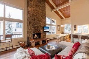 Apartment, 4 Bedrooms | Living room