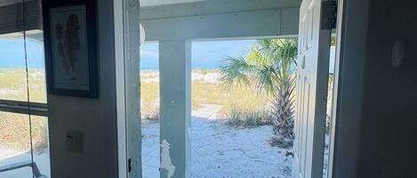 Un acceso a una zona de playa con un cartel que dice 'BEACH'.